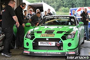 Fans gathered around the GT-R